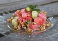 Melonen-Gurken-Salat-mit-Minze-und-geroesteten-Walnuessen