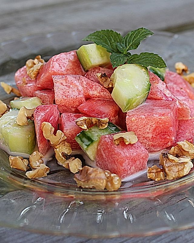 Melonen-Gurken-Salat mit Minze und gerösteten Walnüssen