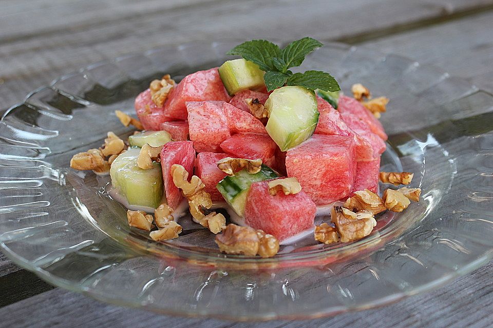 Melonen-Gurken-Salat mit Minze und gerösteten Walnüssen