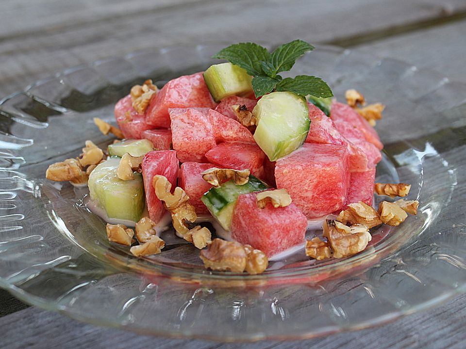 Melonen-Gurken-Salat mit Minze und gerösteten Walnüssen| Chefkoch