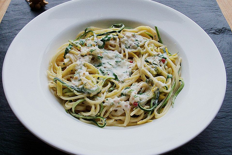 Zucchini - Spaghetti mit rotem Pfeffer