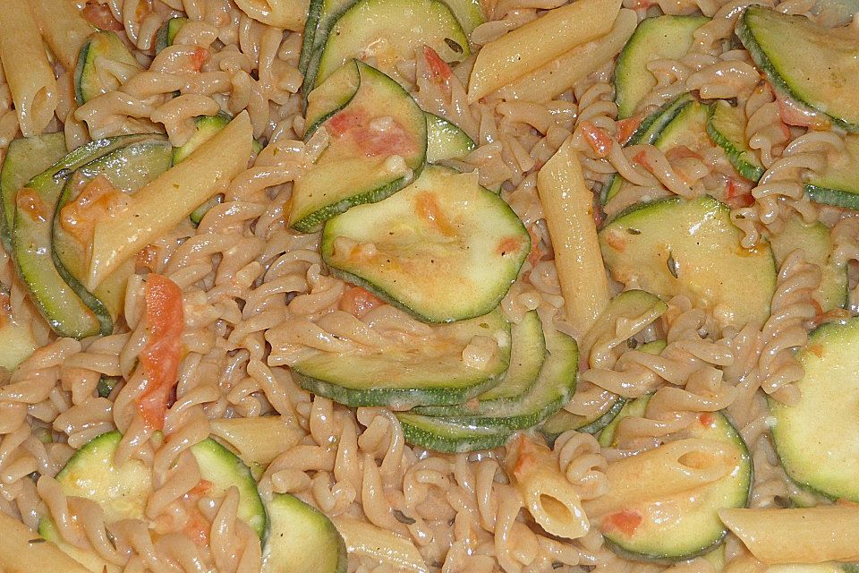 Makkaroni in einer Zucchini - Tomatensauce