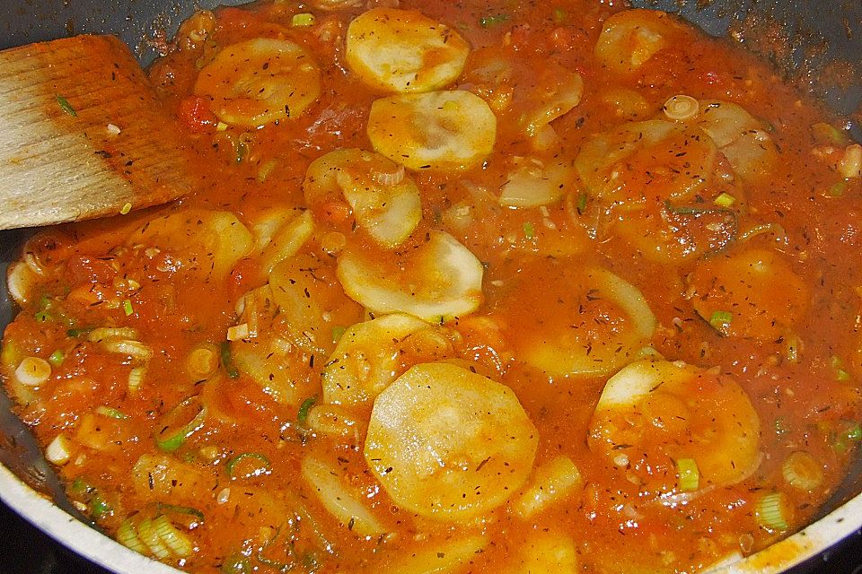 Makkaroni in einer Zucchini - Tomatensauce