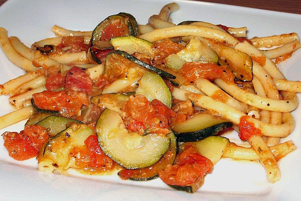 Makkaroni in einer Zucchini - Tomatensauce