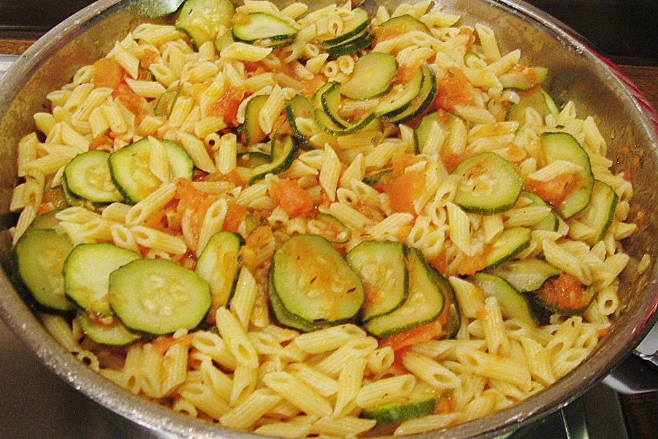 Makkaroni in einer Zucchini - Tomatensauce