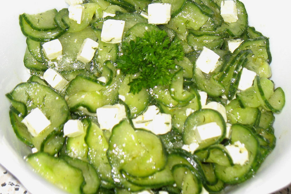 Gurkensalat mit Dill und Feta