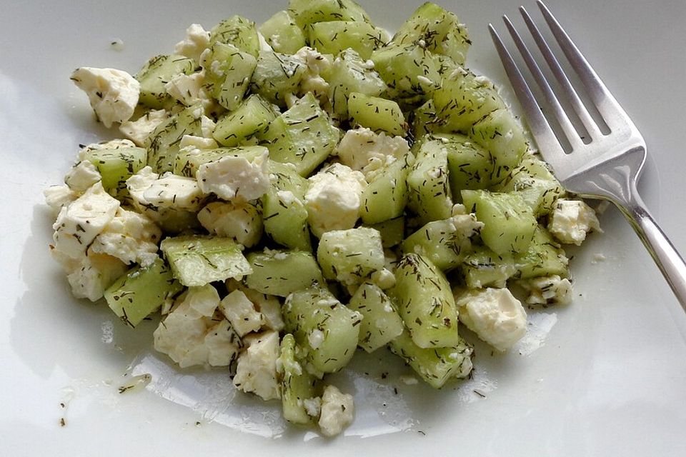 Gurkensalat mit Dill und Feta