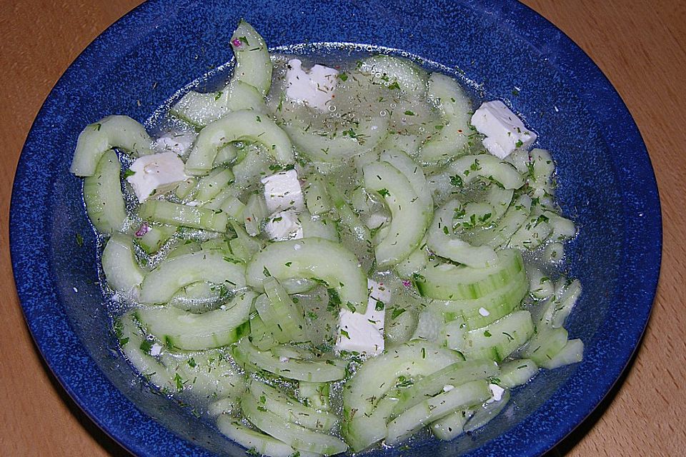 Gurkensalat mit Dill und Feta