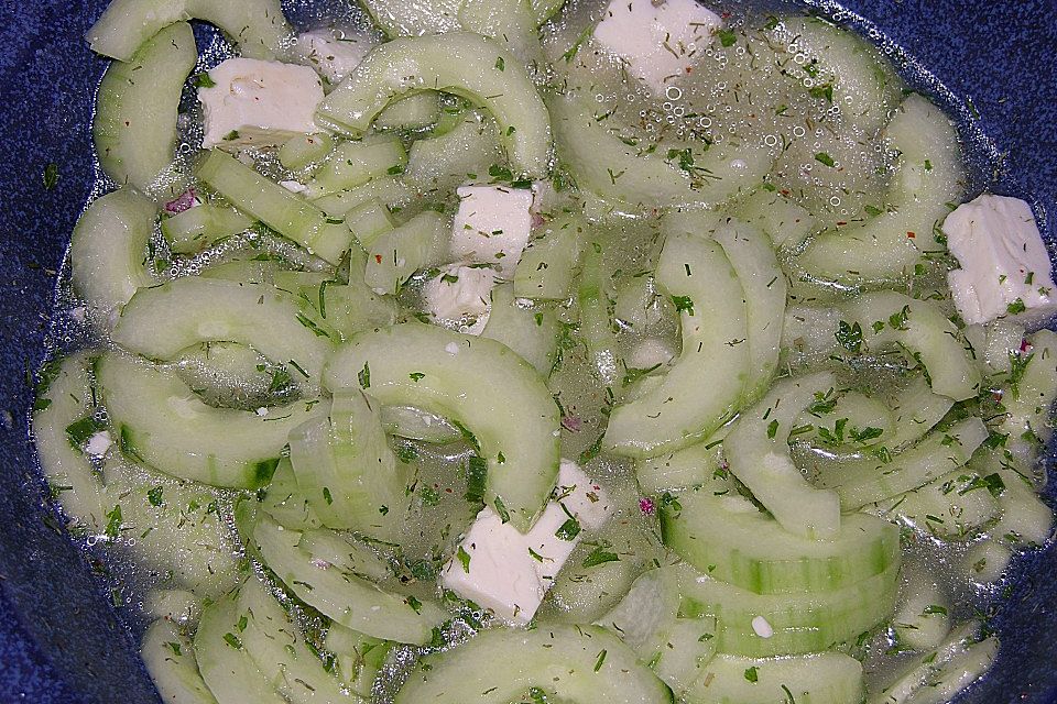 Gurkensalat mit Dill und Feta