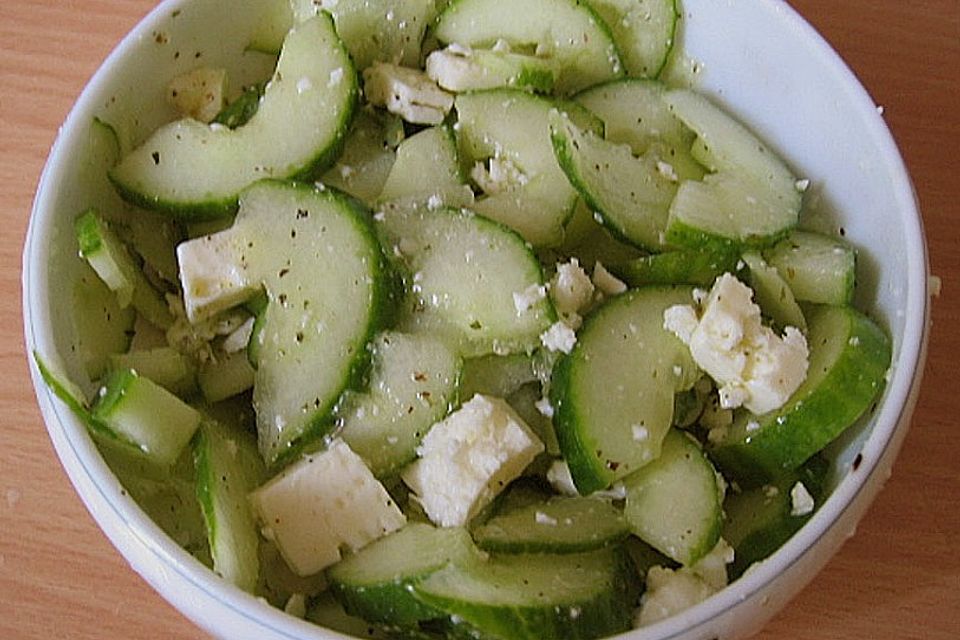 Gurkensalat mit Dill und Feta