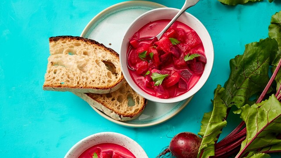 vitaminreiche-farbenfrohe-suppe-pink
