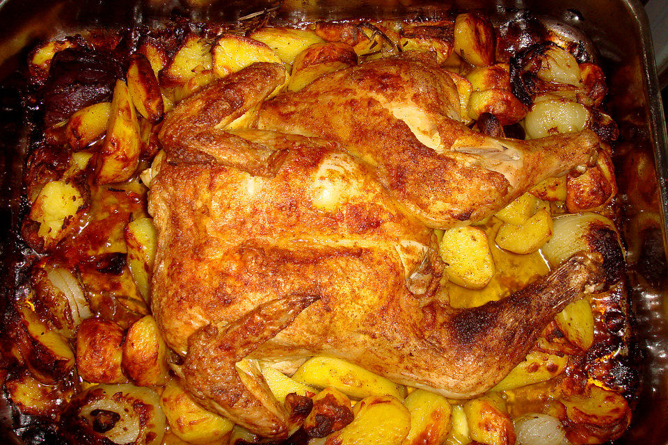 Hähnchen und Kartoffeln in Tomatensauce