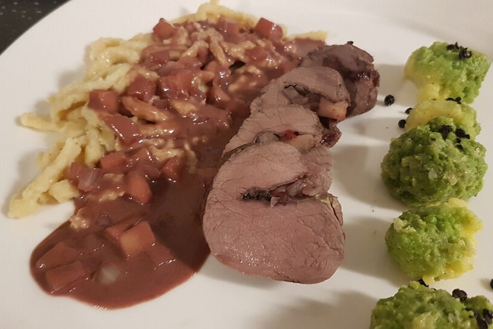 Gefülltes Wildschweinfilet mit Glühweinsauce