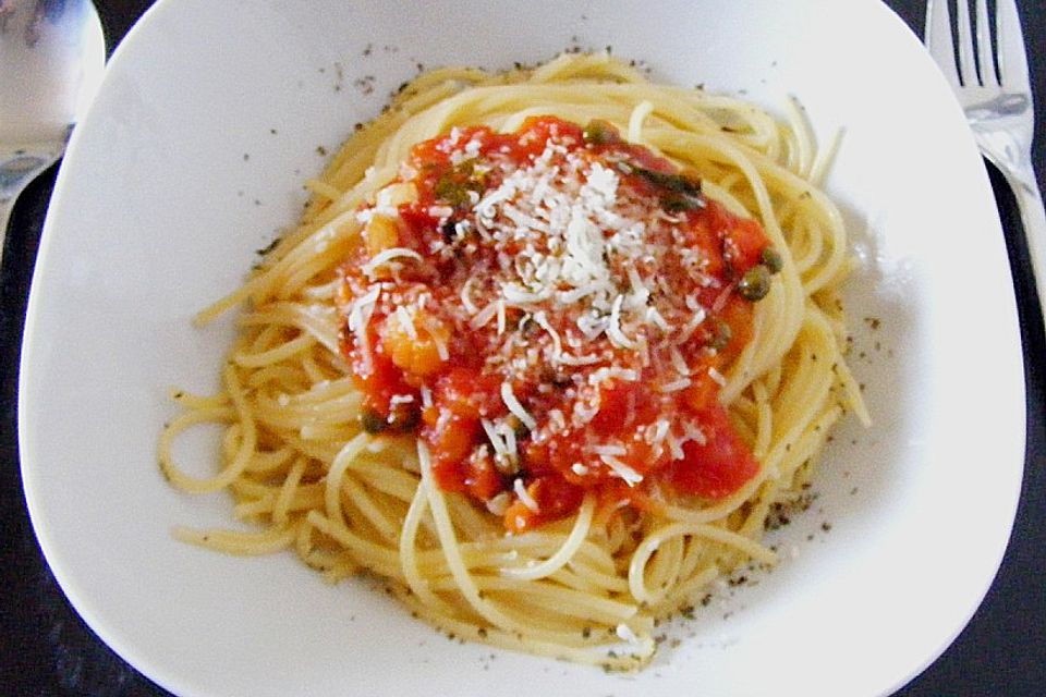 Pasta mit mediterraner Olivensauce