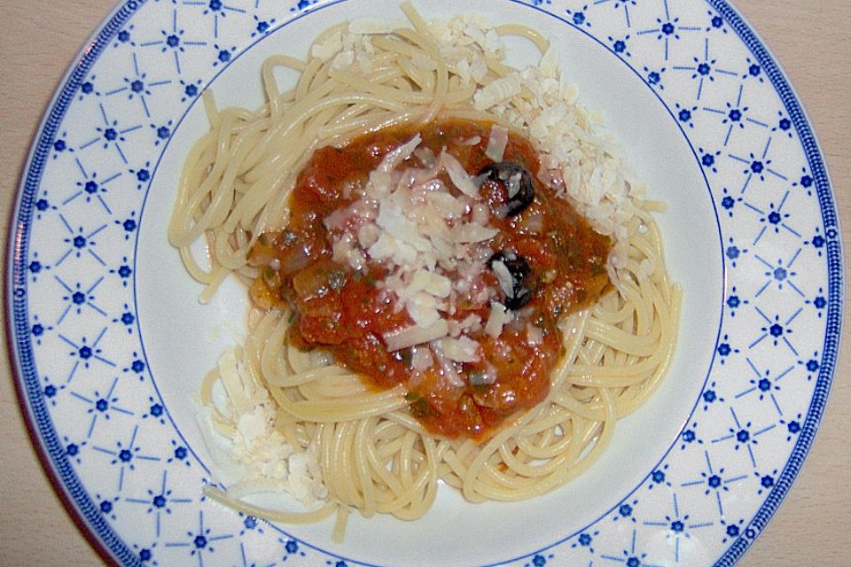 Pasta mit mediterraner Olivensauce