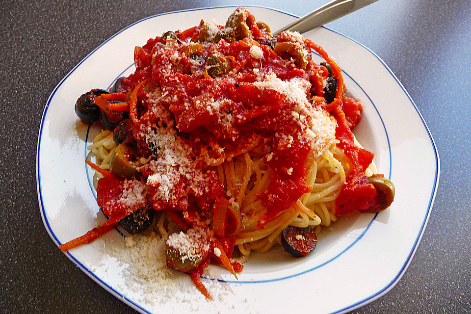 Pasta mit mediterraner Olivensauce