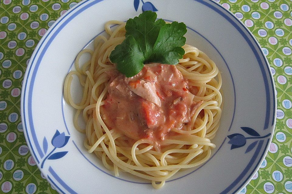 Spaghetti mit Tomaten - Thunfisch - Sauce