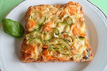 Gratinierter Möhren - Zucchini - Toast