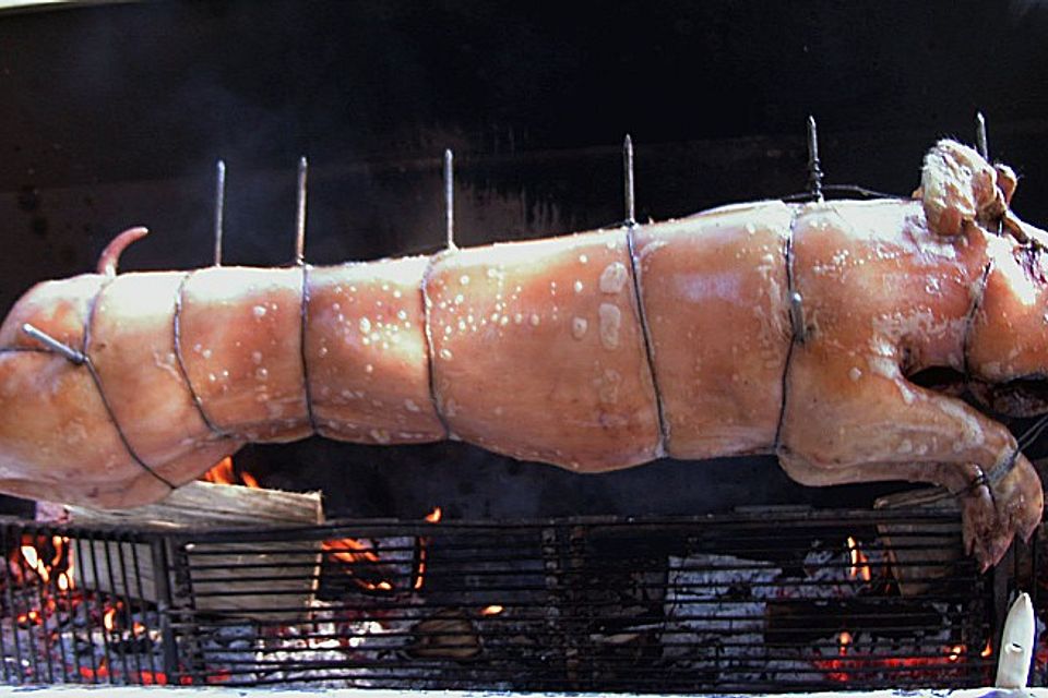 Gefülltes Spanferkel vom Holzfeuergrill