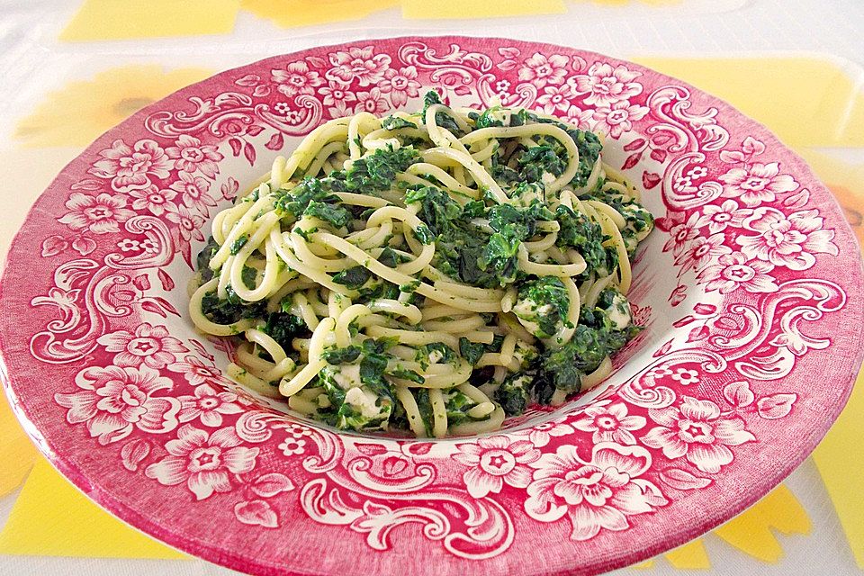 Spaghetti mit Spinat und Schafskäse