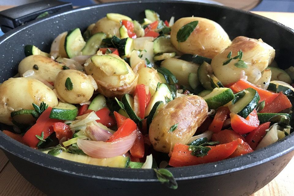 Sommerliche Gemüsepfanne mit kleinen Kartoffeln