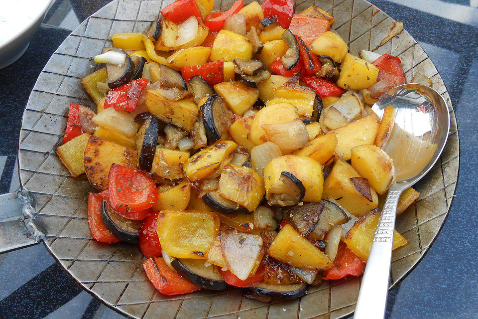 Sommerliche Gemüsepfanne mit kleinen Kartoffeln