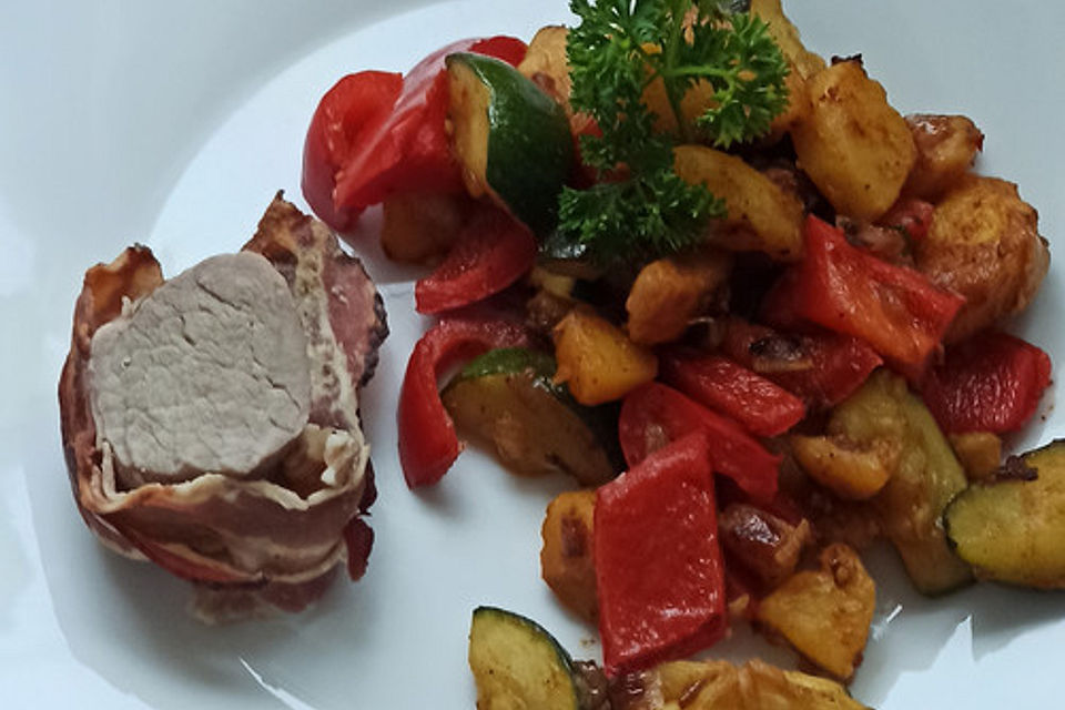 Sommerliche Gemüsepfanne mit kleinen Kartoffeln