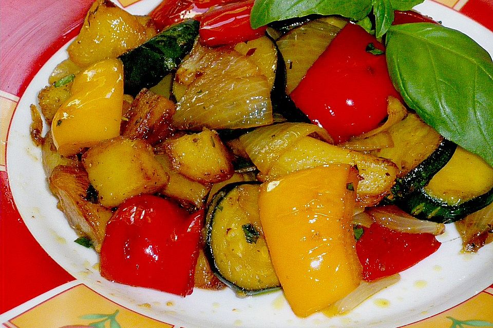 Sommerliche Gemüsepfanne mit kleinen Kartoffeln