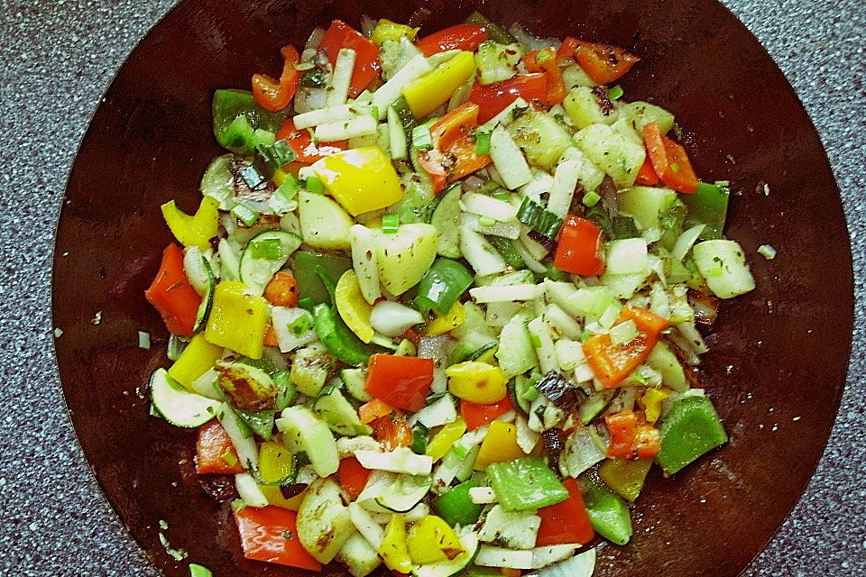 Sommerliche Gemüsepfanne mit kleinen Kartoffeln