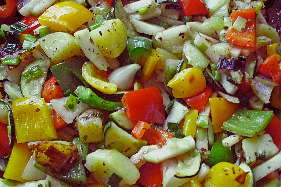 Sommerliche Gemüsepfanne mit kleinen Kartoffeln