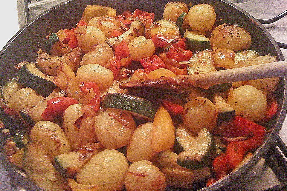 Sommerliche Gemüsepfanne mit kleinen Kartoffeln