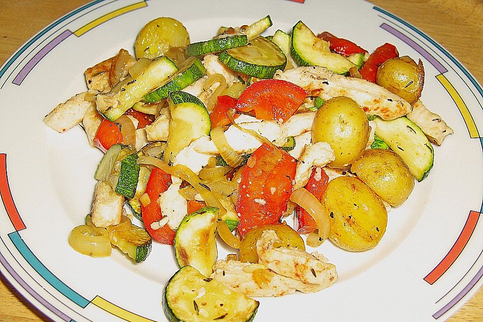 Sommerliche Gemüsepfanne mit kleinen Kartoffeln