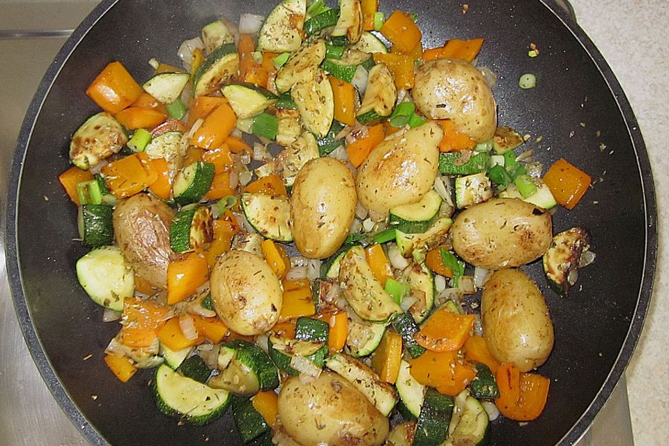 Sommerliche Gemüsepfanne mit kleinen Kartoffeln