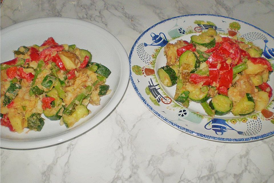 Sommerliche Gemüsepfanne mit kleinen Kartoffeln