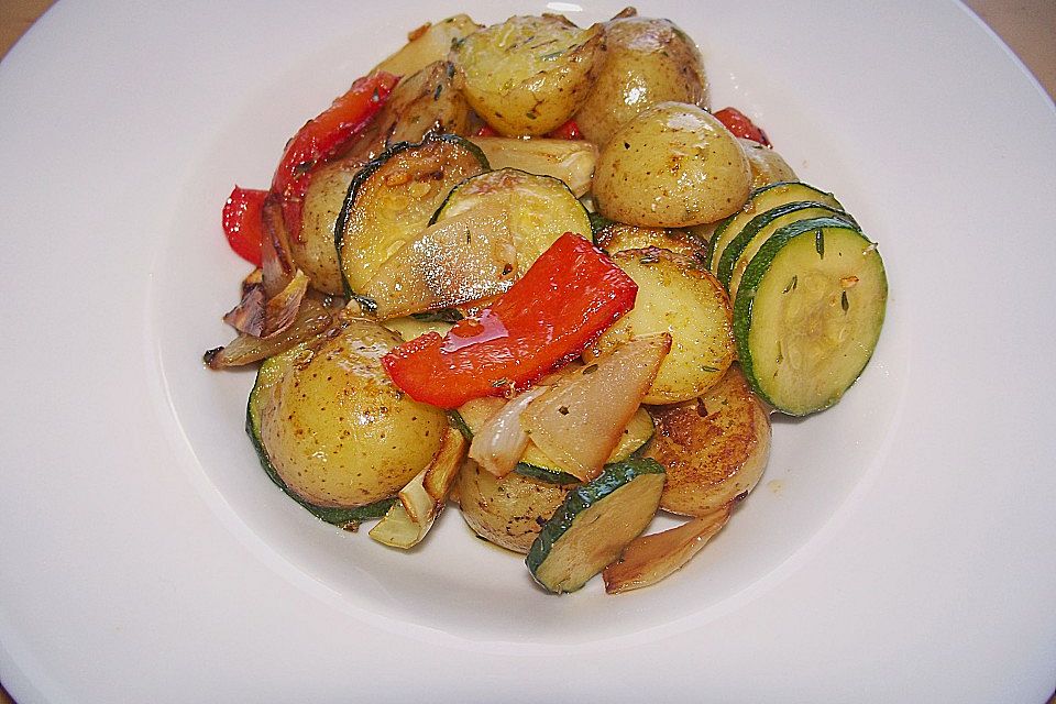 Sommerliche Gemüsepfanne mit kleinen Kartoffeln