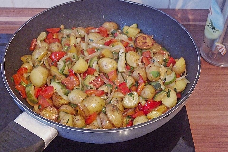 Sommerliche Gemüsepfanne mit kleinen Kartoffeln