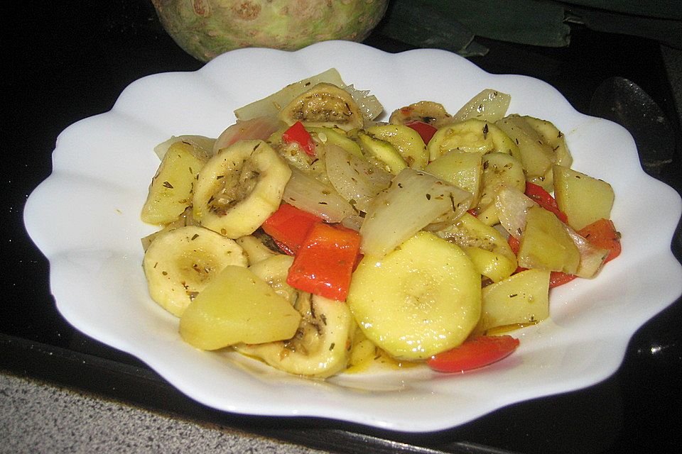 Sommerliche Gemüsepfanne mit kleinen Kartoffeln