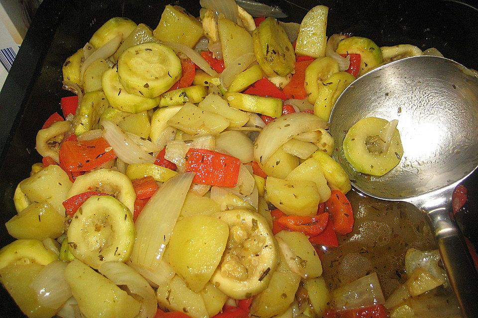 Sommerliche Gemüsepfanne mit kleinen Kartoffeln