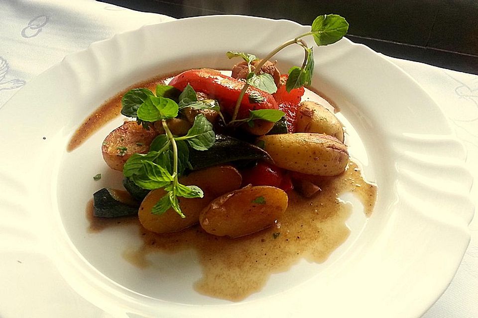 Sommerliche Gemüsepfanne mit kleinen Kartoffeln