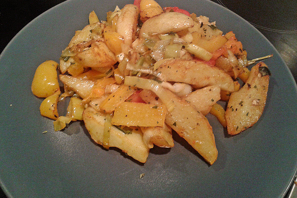 Sommerliche Gemüsepfanne mit kleinen Kartoffeln