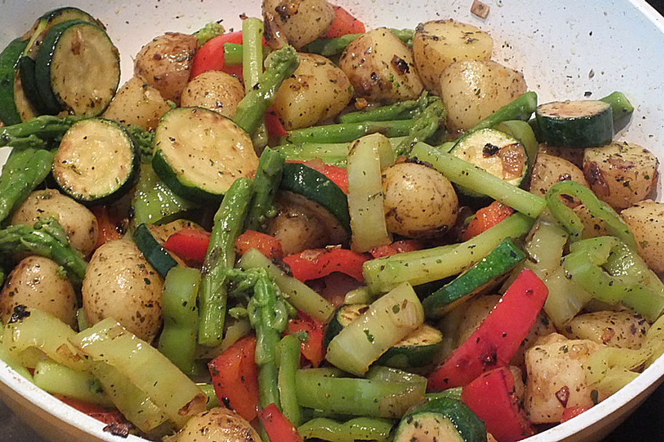 Sommerliche Gemüsepfanne mit kleinen Kartoffeln