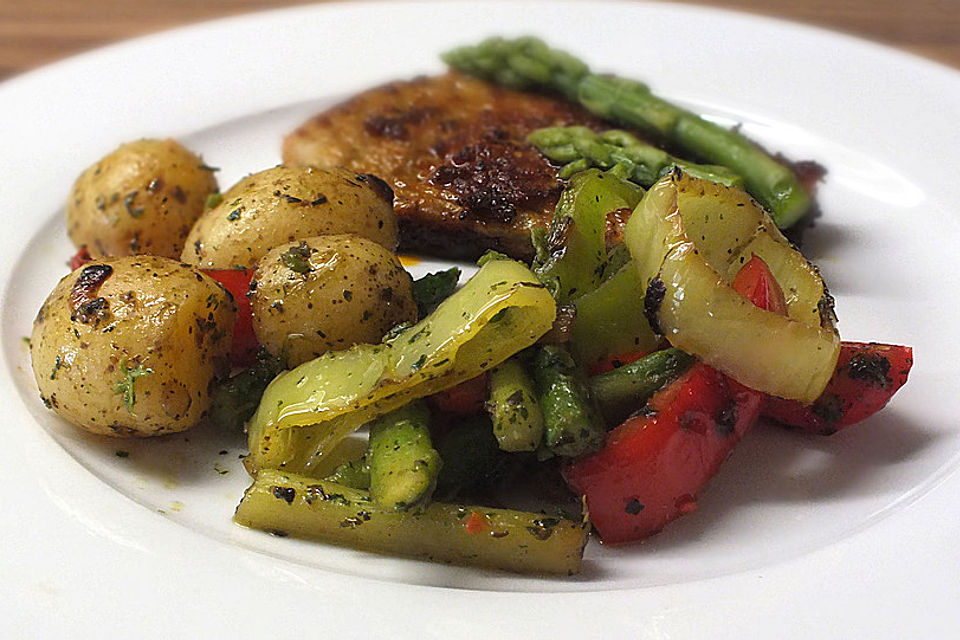 Sommerliche Gemüsepfanne mit kleinen Kartoffeln