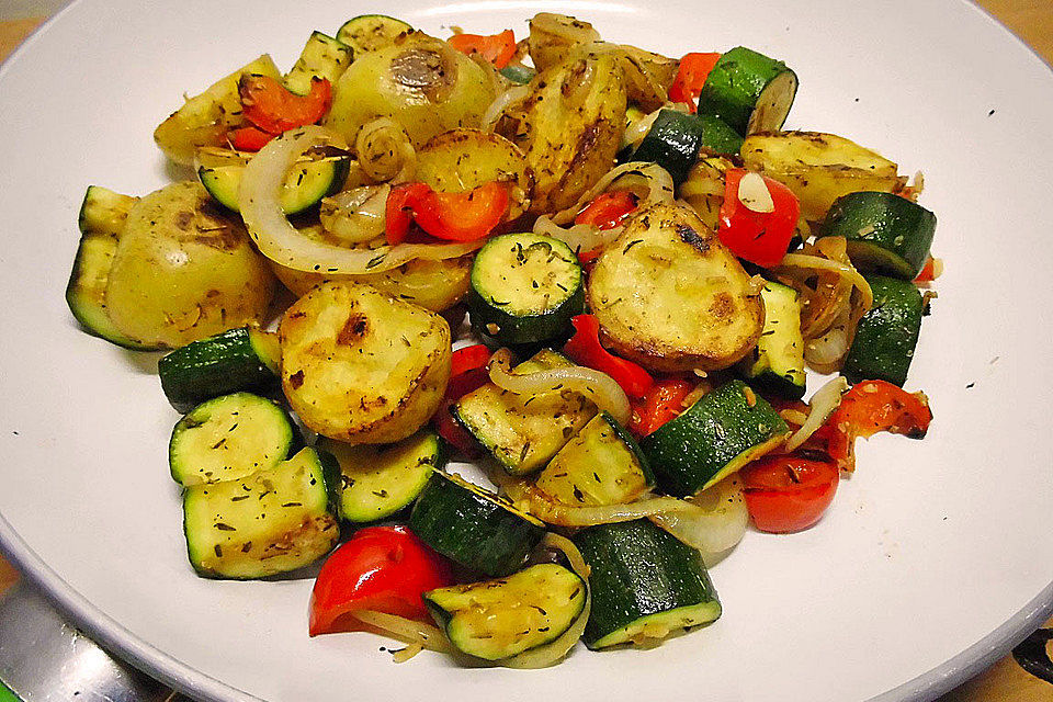 Sommerliche Gemüsepfanne mit kleinen Kartoffeln