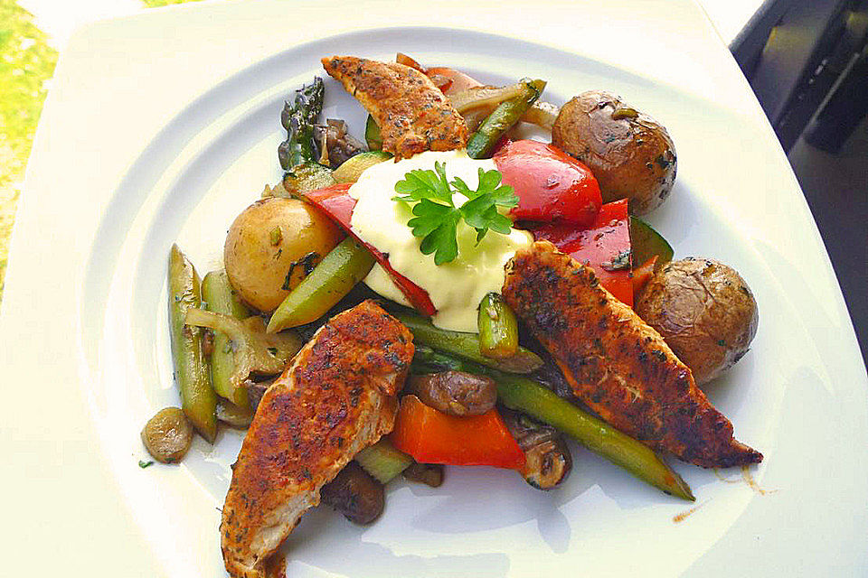 Sommerliche Gemüsepfanne mit kleinen Kartoffeln