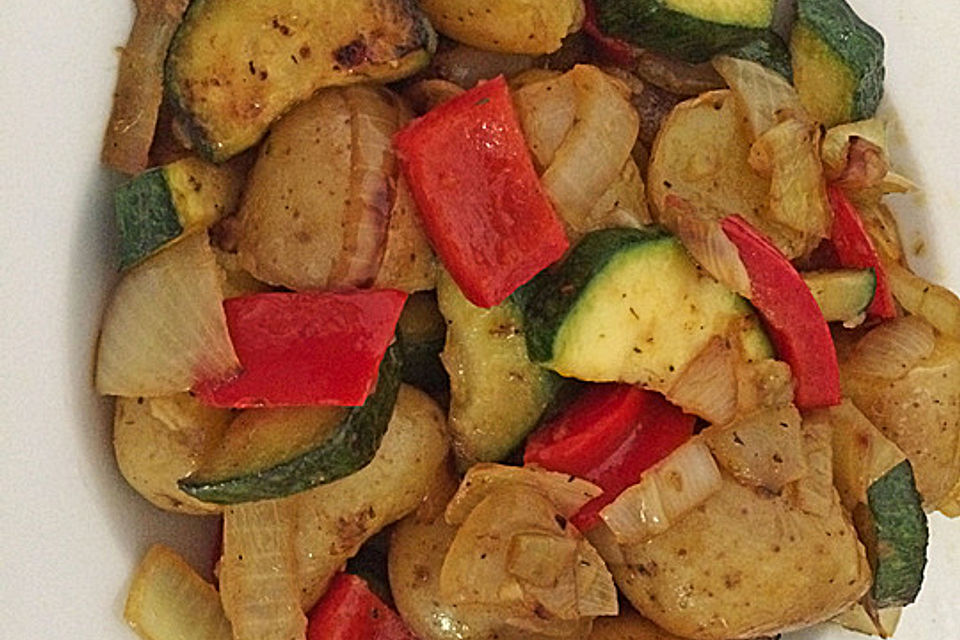 Sommerliche Gemüsepfanne mit kleinen Kartoffeln