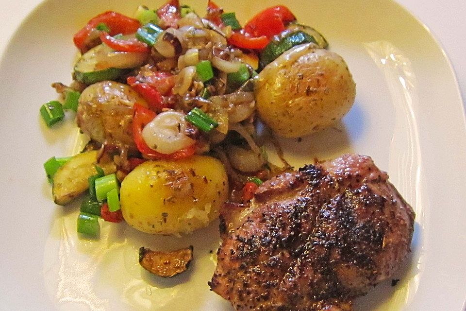 Sommerliche Gemüsepfanne mit kleinen Kartoffeln