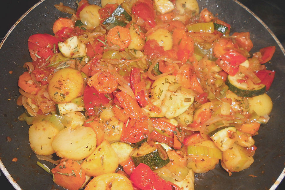 Sommerliche Gemüsepfanne mit kleinen Kartoffeln