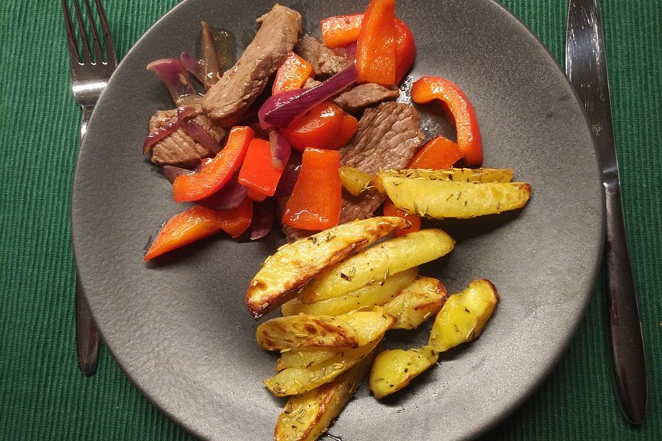 Geschnetzelte Hüftsteaks mit Rosmarinkartoffeln