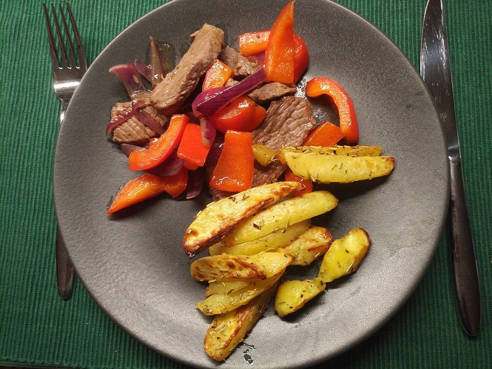 Geschnetzelte Hüftsteaks mit Rosmarinkartoffeln von feuermohn| Chefkoch