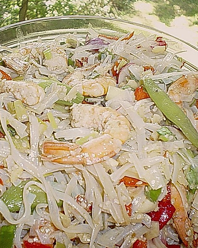 Asiatischer Glasnudelsalat mit Garnelen und Gemüse